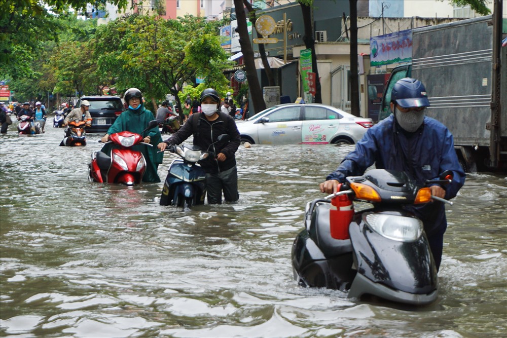 Đến 9h sáng 26.11, đường Quốc Hương (Phường Thảo Điền) vẫn còn ngập lút bánh xe máy sau trận mưa lịch sử biến cả Sài Gòn thành biển nước khổng lổ.