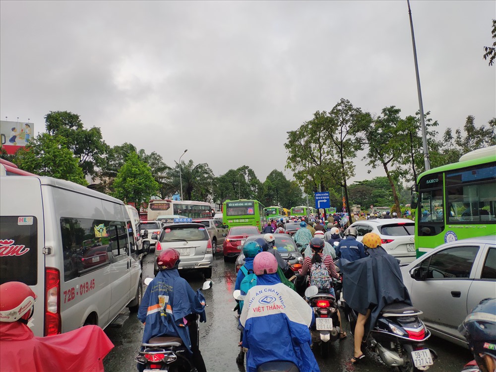 Hướng vào trung tâm Sài Gòn thì tắc nghẽn ( đoạn Bến xe miền Đông)
