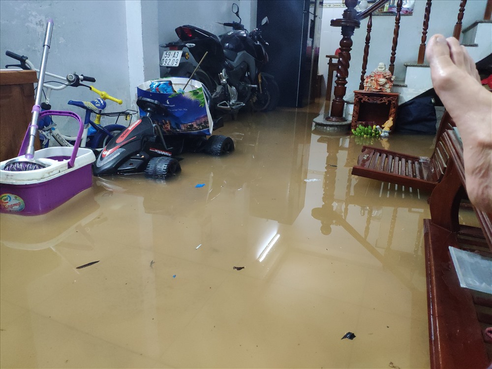 Tới trưa 26.11, nhiều nhà dân đường 48 phường Hiệp Bình Chánh quận Thủ Đức vẫn mênh mông nước