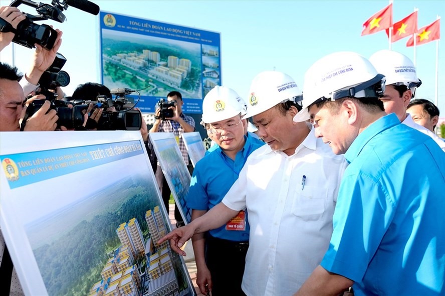 Thủ tướng Nguyễn Xuân Phúc và Chủ tịch Tổng LĐLĐVN Bùi Văn Cường thăm thiết chế công đoàn tại Hà Nam. Ảnh VGP
