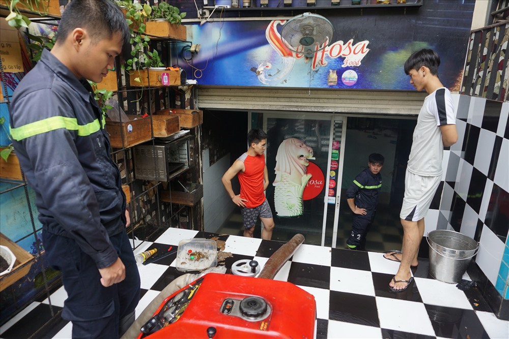 Một tầng hầm nhà hàng trên đường Phan Xích Long bị ngập nước.