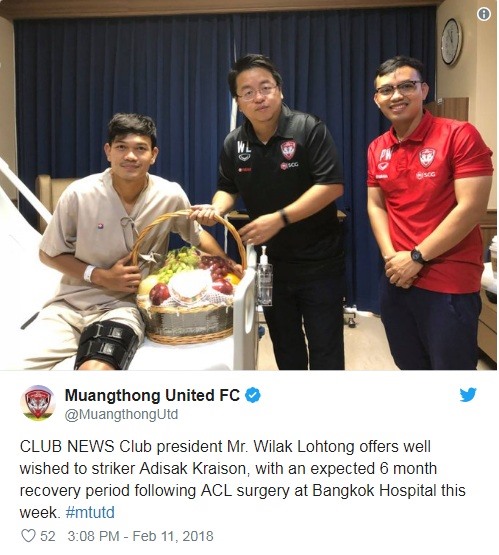Ban lãnh đạo Muanthong United đến thăm Adisak, tháng 2.2018. Ảnh: Twitter.