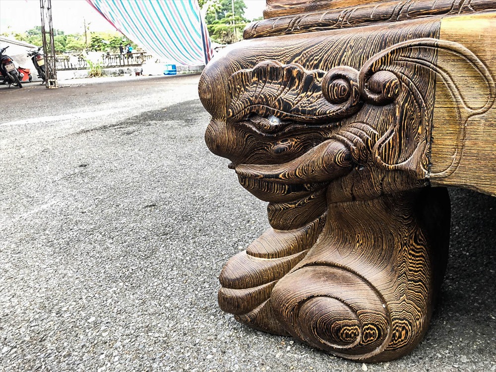 Bộ bàn ghế được chạm khắc hình voi với nhiều chi tiết cầu, 