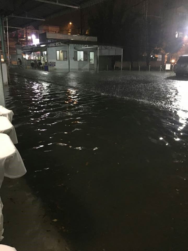 Nước ngập lênh láng (nhìn từ ngoài hướng vào BV Đa khoa khu vực Hóc Môn) tối 25.11