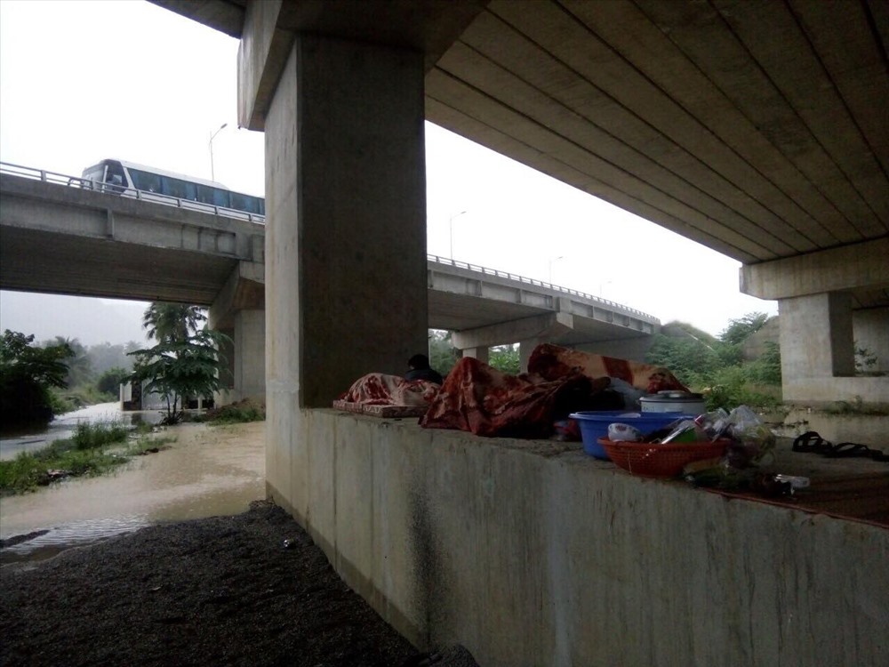 Nhiều người dân lấy chân cầu Đường Sắt (đường Võ Nguyên Giáp) làm nơi ngủ, nghỉ những ngày lũ lụt. Ảnh: Nhiệt Băng