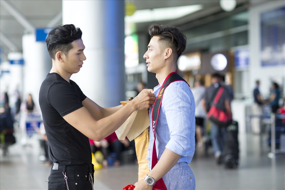 Ngọc Tình đeo sash Nam vương cho Mai Tuấn Anh lấy hên ở sân bay