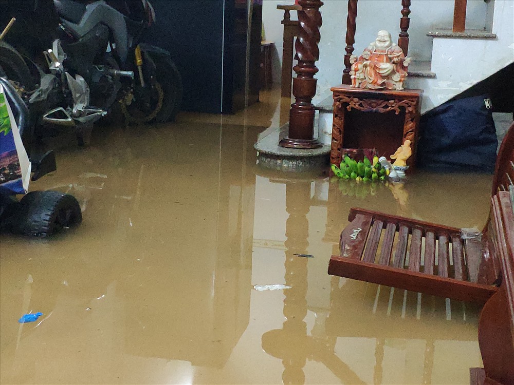 Bão Sài Gòn chỉ sợ tắc cống, nước tràn vào nhà