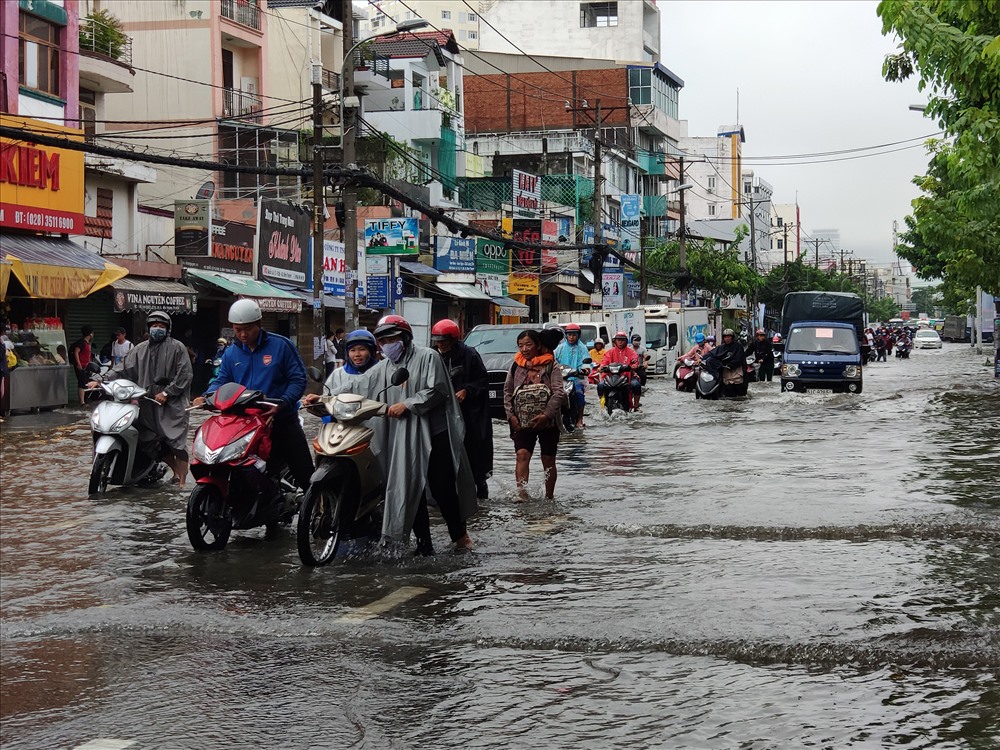 Bão Sài Gòn, chỉ sợ mưa lâu ngậo đường