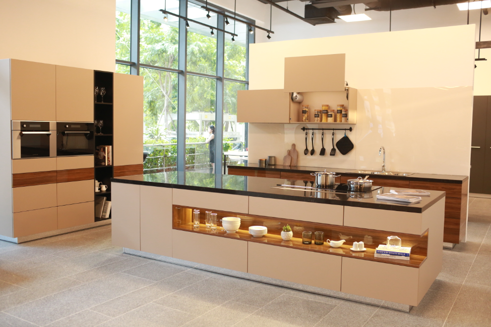 Không gian bếp tại showroom REHAU với thiết kế sang trọng cùng vật liệu tiêu chuẩn Đức, mang đến trải nghiệm chân thật về căn bếp lý tưởng.