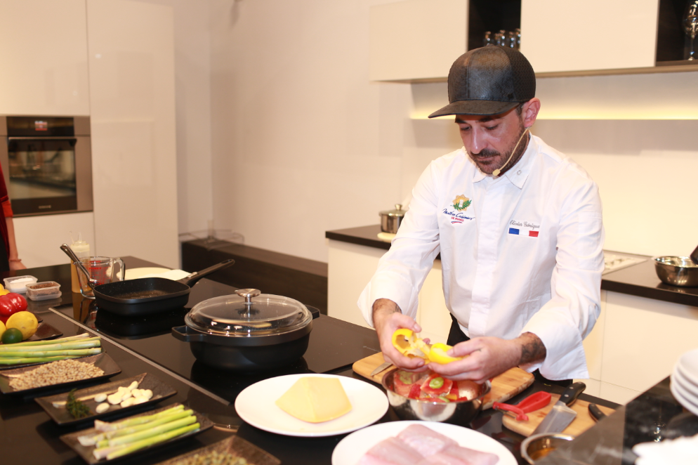 Đầu bếp người Pháp Olivier Génique, bếp trưởng Metropole Hà Nội, trình diễn nấu ăn ngay tại gian bếp hiện đại của REHAU.