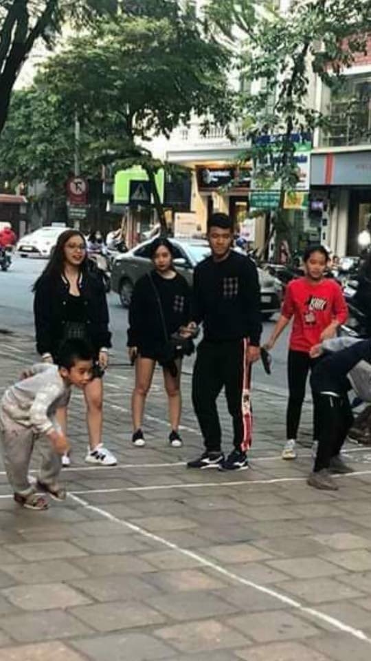 Trước đó, fan bắt gặp Hà Đức Chinh nắm tay và mặc đồ đôi cùng một cô gái đi trên phố.
