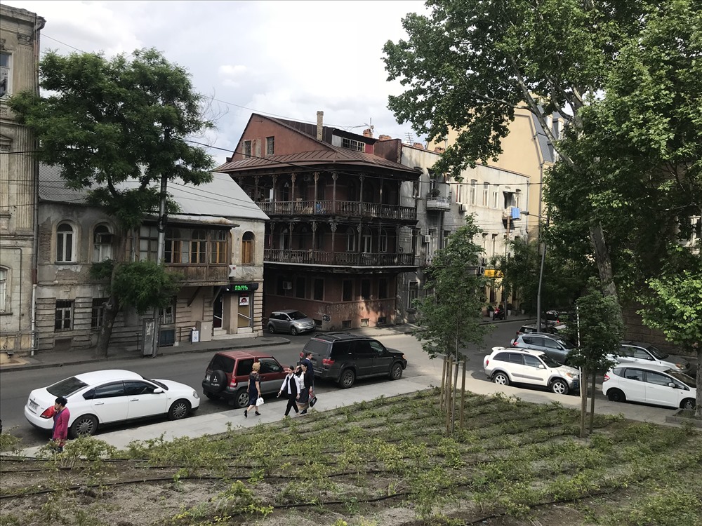 Một góc thủ đô Tbilisi, nhìn yên bình nhứ phối cảnh trong kiến trúc. Ảnh: H.V.M