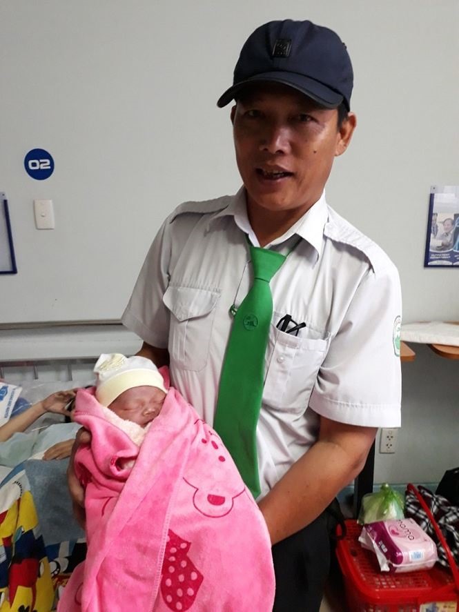 Anh Hoà vui mừng vì giúp sản phụ sinh em bé khoẻ mạnh trên chính xe taxi của mình.(Ảnh: Tiền phong)