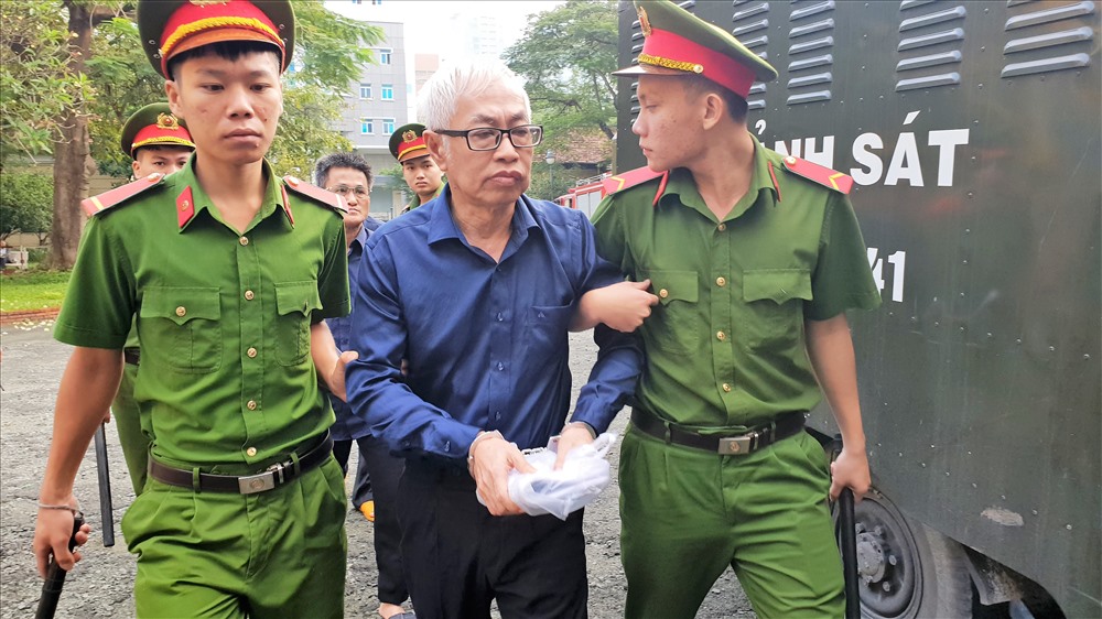 Ông Trần Phương Bình được dẫn giải đến tòa sáng nay. Ảnh:TS