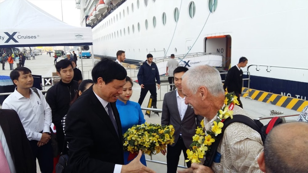 Chủ tịch UBND tỉnh Quảng Ninh tặng hoa cho những vị khách đầu tiên. Ảnh: N.H
