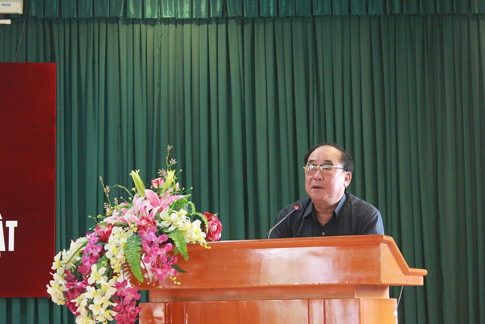 Đồng chí Trần Ngọc Vinh - Chủ tịch Hội Luật gia thành phố, trình bày các kỹ năng tư vấn pháp lý, quy trình và phương thức tư vấn pháp luật.