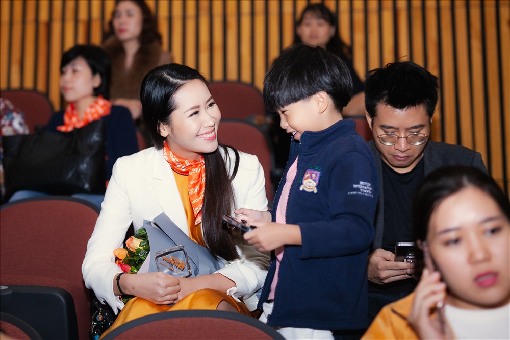 Hoa hậu Dương Thùy Linh bên con trai Tót. Ảnh: Nguyễn Duy Đạt. 