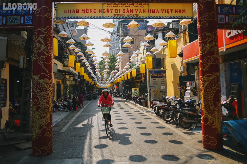 Phố Đào Duy Từ được trang trí bằng hàng nghìn chiếc nón lá trong khuôn khổ lễ kỉ niệm 13 năm Ngày Di sản Văn hóa Việt Nam (23.11.2005 – 23.11.2018)