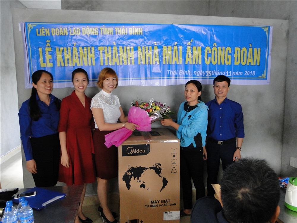 Đại diện doanh nghiệp tặng máy giặt cho đoàn viên Trần Thị Minh Hạnh.