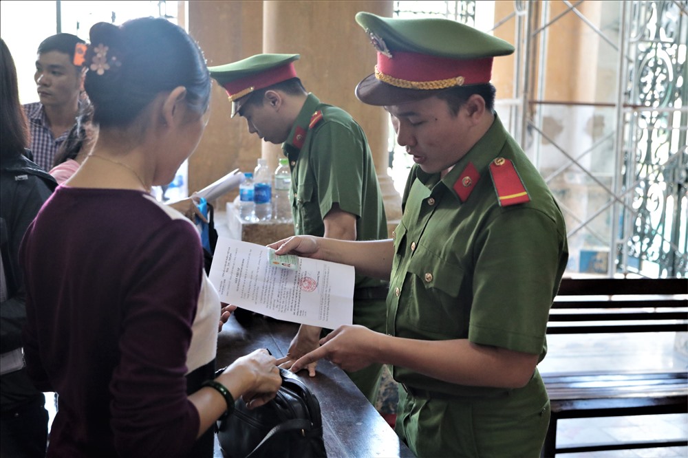 Vẫn như buổi sáng, công tác an ninh tại phiên tòa được xiết chặt bởi số lượng người tham dự và bị cáo quá đông. Ảnh: Trường Sơn