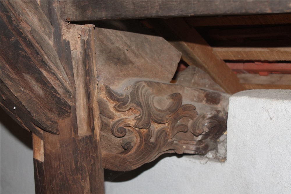 Hệ thống xà, cột, kèo bằng gỗ của những ngôi nhà cổ này được khắc chạm rất tinh xảo