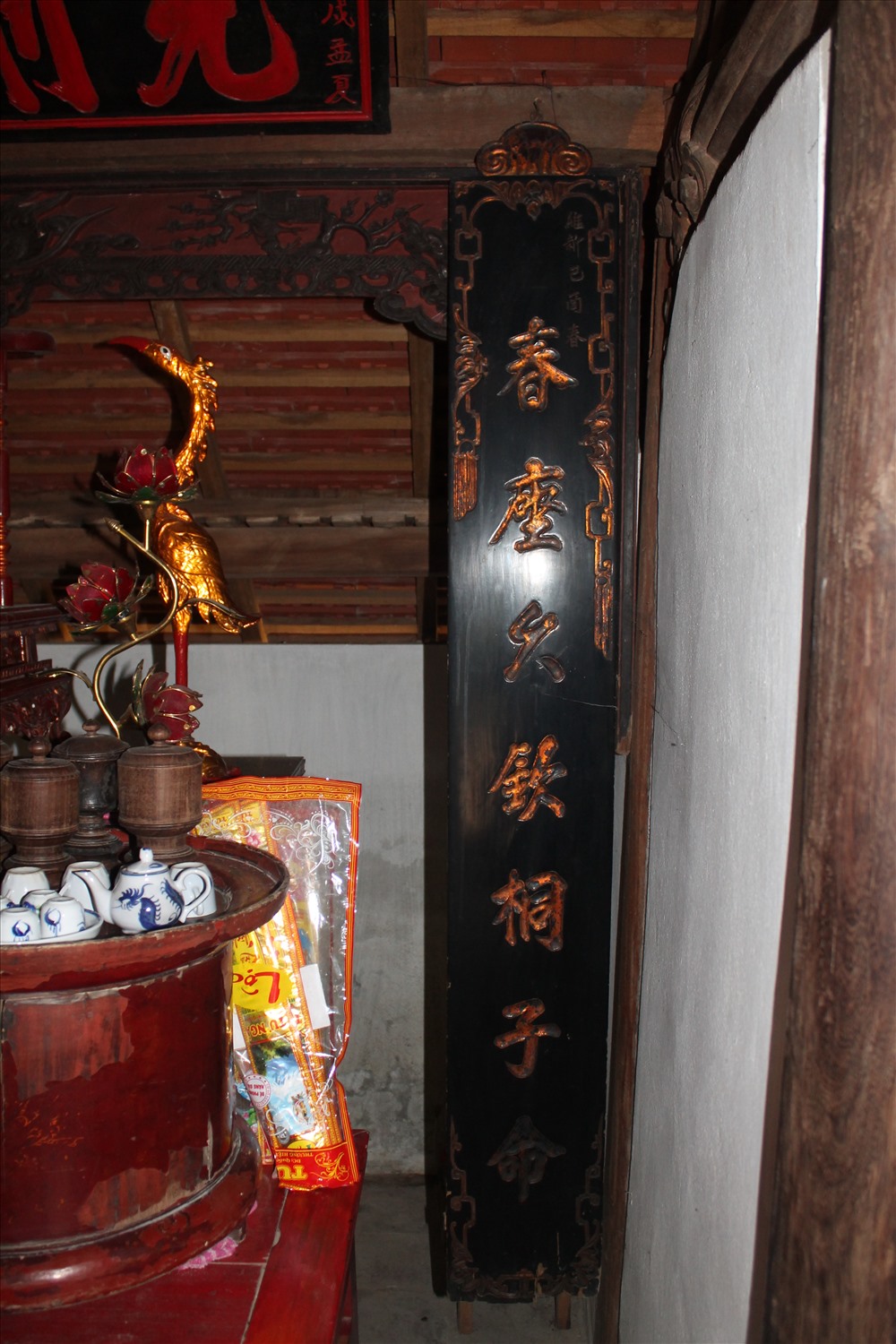 Trong nhà treo rất nhiều bức hoành phi khắc bằng chữ Hán Nôm.