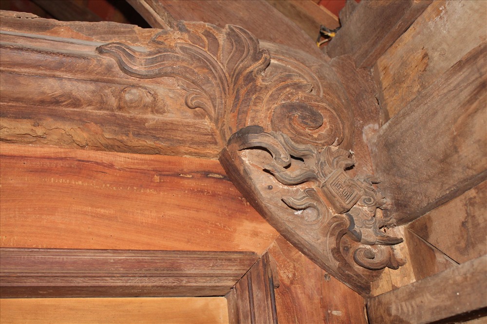 Hệ thống xà, cột, kèo bằng gỗ của những ngôi nhà cổ này được khắc chạm rất tinh xảo