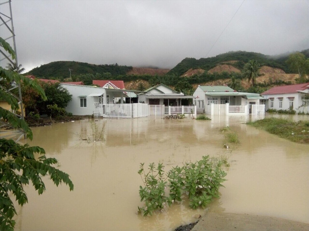 Ban chỉ huy PCTT-TKCN tỉnh Khánh Hòa báo cáo 2 đợt mưa lũ vừa qua, tỉnh này thiệt hại 396 tỉ đồng. Ảnh: Nhiệt Băng