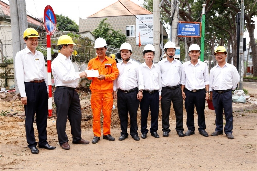 Ông Nguyễn Văn Hợp (thứ 2 từ trái qua) tặng quà động viên anh em công nhân