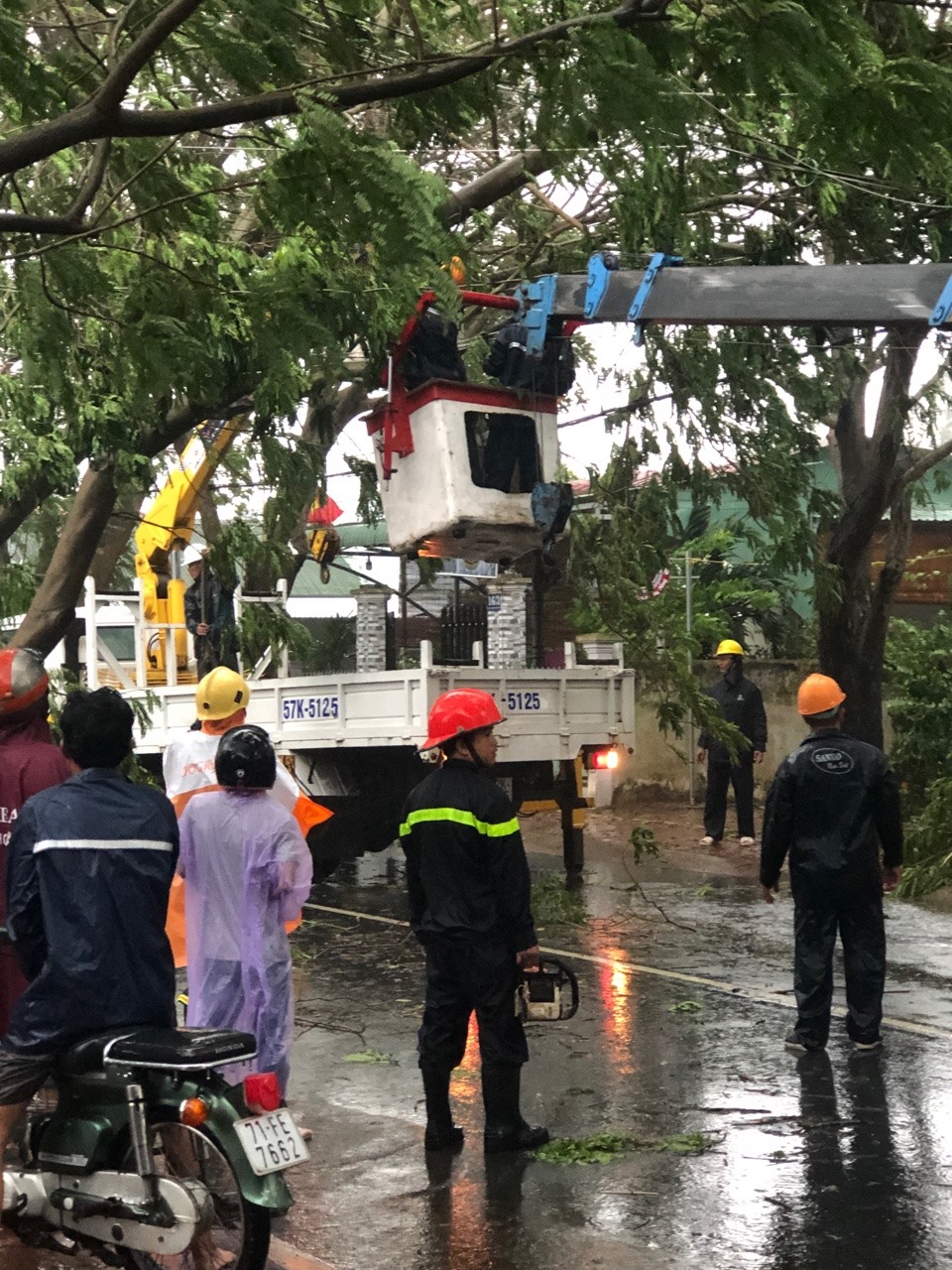 Công nhân TCty Điện lực TPHCM khắc phục sự cố điện ngay khi trời vẫn đang mưa để đảm bảo điện cho người dân thành phố