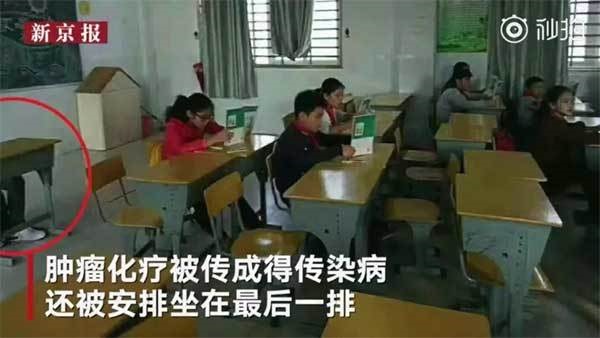 Cụ thể, bố Zhou nghi ngờ và điều tra vì cậu bé không mang về bất cứ kết quả thi giữa kỳ nào từ lớp học về nhà.