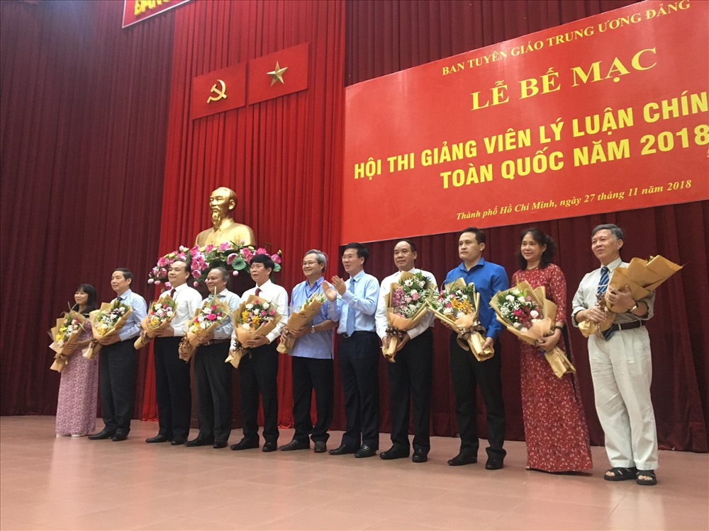Ông Võ Văn Thưởng, , Uỷ viên Bộ Chính trị, Bí thư Trung ương Đảng, Trưởng Ban Tuyên giáo Trung ương trao hoa cho ban giám khảo cuộc thi 