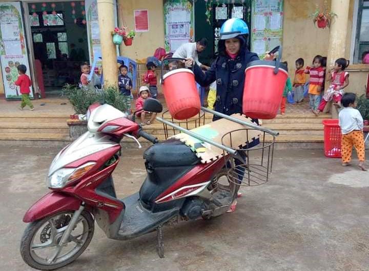 2 chiếc sọt bằng sắt được đặt lên xe máy để giáo viên Trường Mầm non A Túc chở thức ăn đến điểm trường cho trẻ. Ảnh: TH.