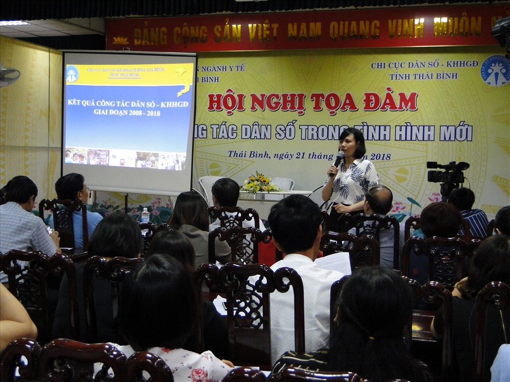 Đồng chí ĐoànThanh Hằng - Phó Chi cục trưởng Dân số - KHHGĐ tỉnh Thái Bình -  trao đổi tọa đàm.