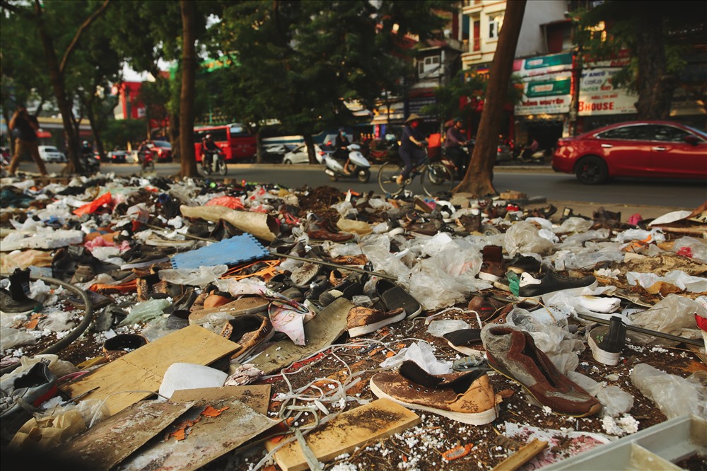 Những đồ dùng, rác thải vứt ngổn ngang sau khi khu chợ tạm bị san phẳng tạo cảnh tượng nhếch nhác, mất mỹ quan đô thị.