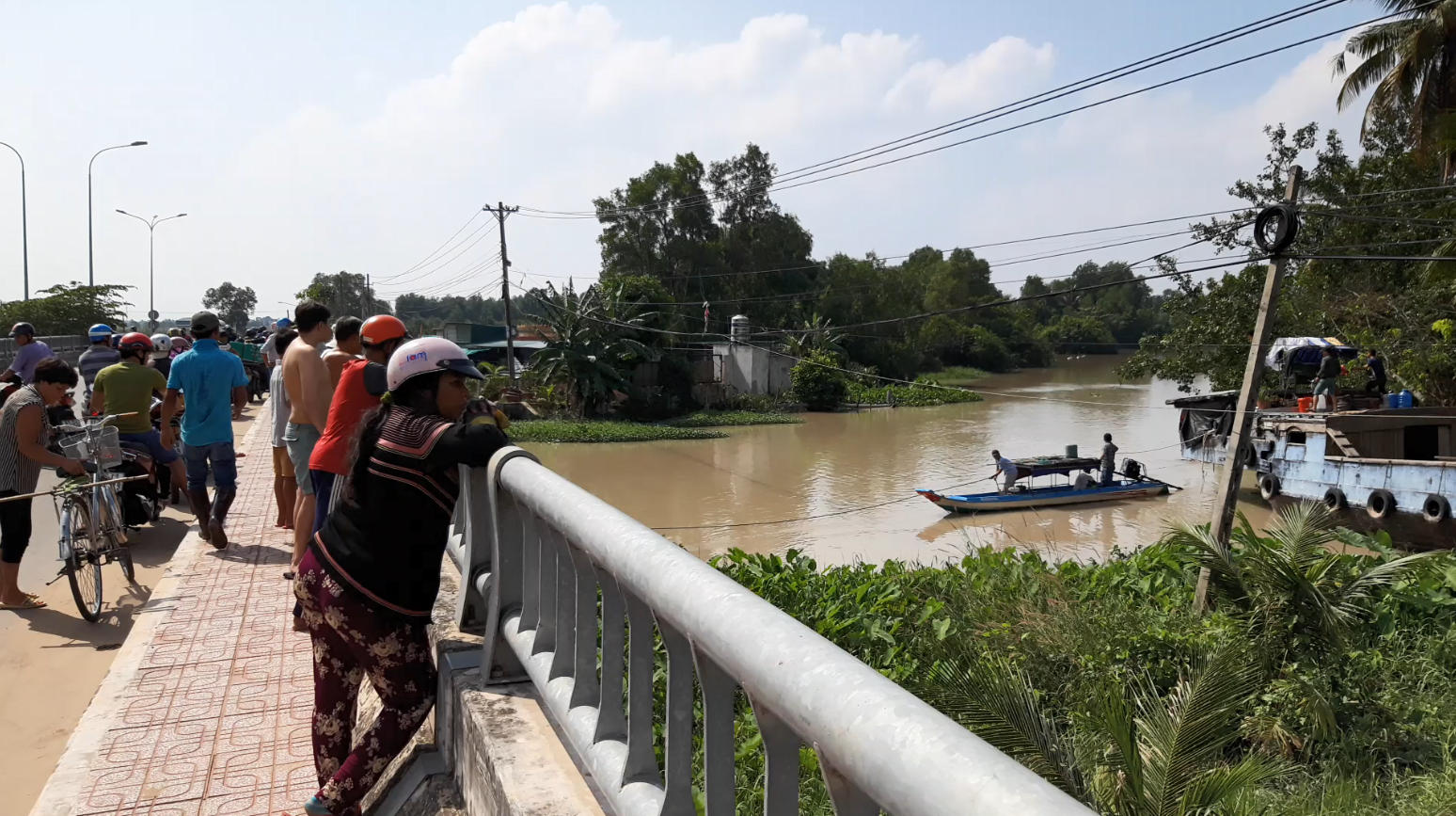 Vị trí tìm thấy thi thể nam thanh niên bị nước cuốn trôi trong bão tại cầu bà Cô tại phường Tương Bình Hiệp, TP Thủ Dầu Một.