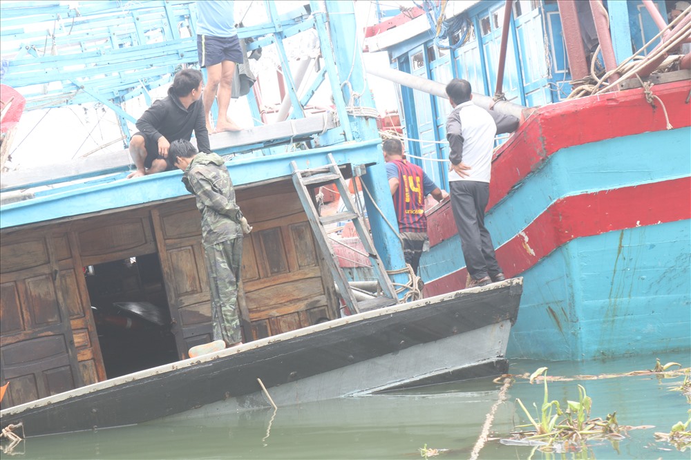 Một tàu cá của ngư dân Quảng Nam bị sóng đánh chìm khi đang neo đậu. Ảnh: Đ.V