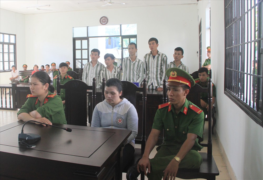 Nguyễn Thị Hoài Phương, mua bán ma túy và cùng với các đối tượng tham gia tố tụng tại phiên toà xét xử.