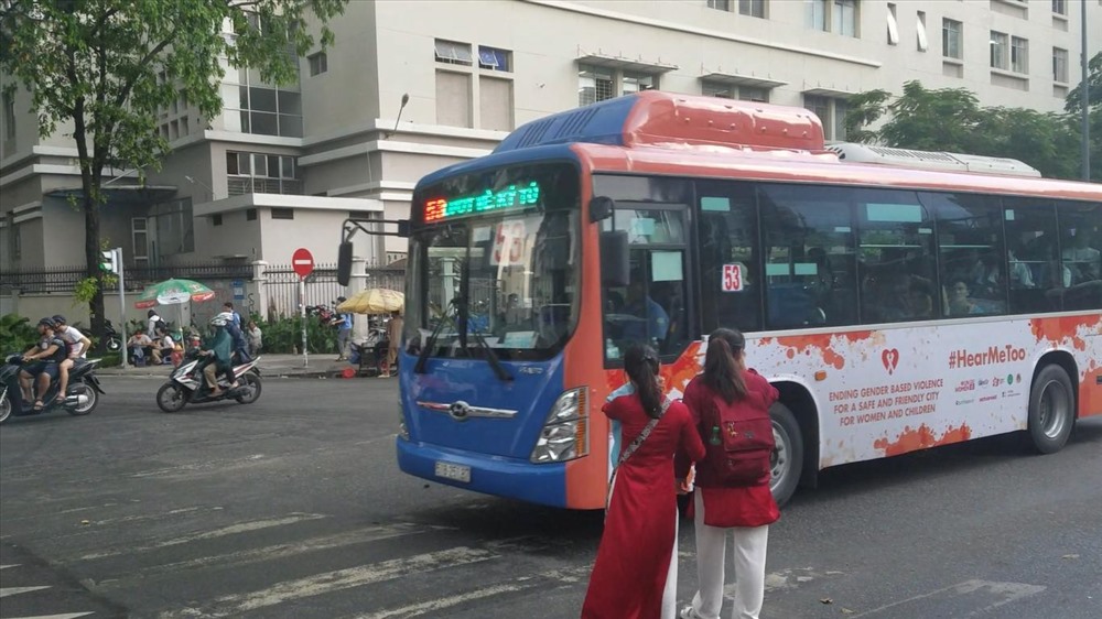 Tuyến xe buýt màu cam là địa chỉ an toàn cho chị em phụ nữ tránh được nạn quấy rối tình dục.