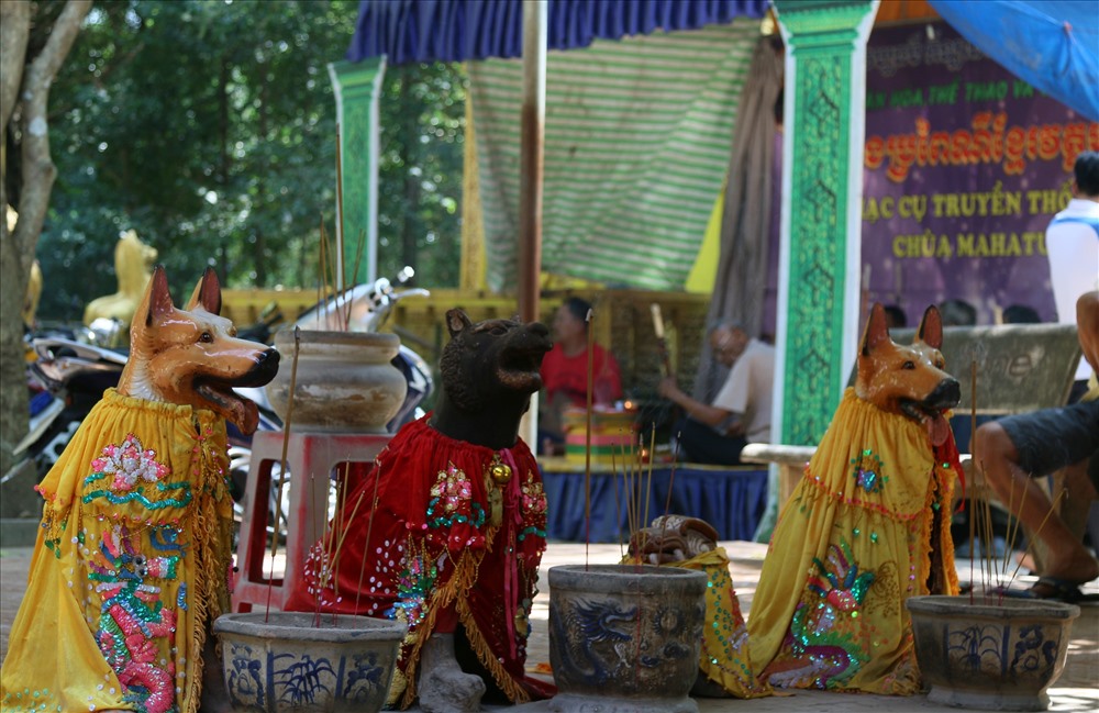 Ngoài ra, hiện nay chùa vẫn có ngôi điện nhỏ thờ “Bà Đen“, đây là điểm đến thường xuyên của người dân trong vùng vào mỗi dịp rằm ( âm lịch Khmer) với ước niệm cầu an, phúc lộc, may mắn... Bên ngoài miếu có 3 tượng 3 chú chó được khoác trang phục 