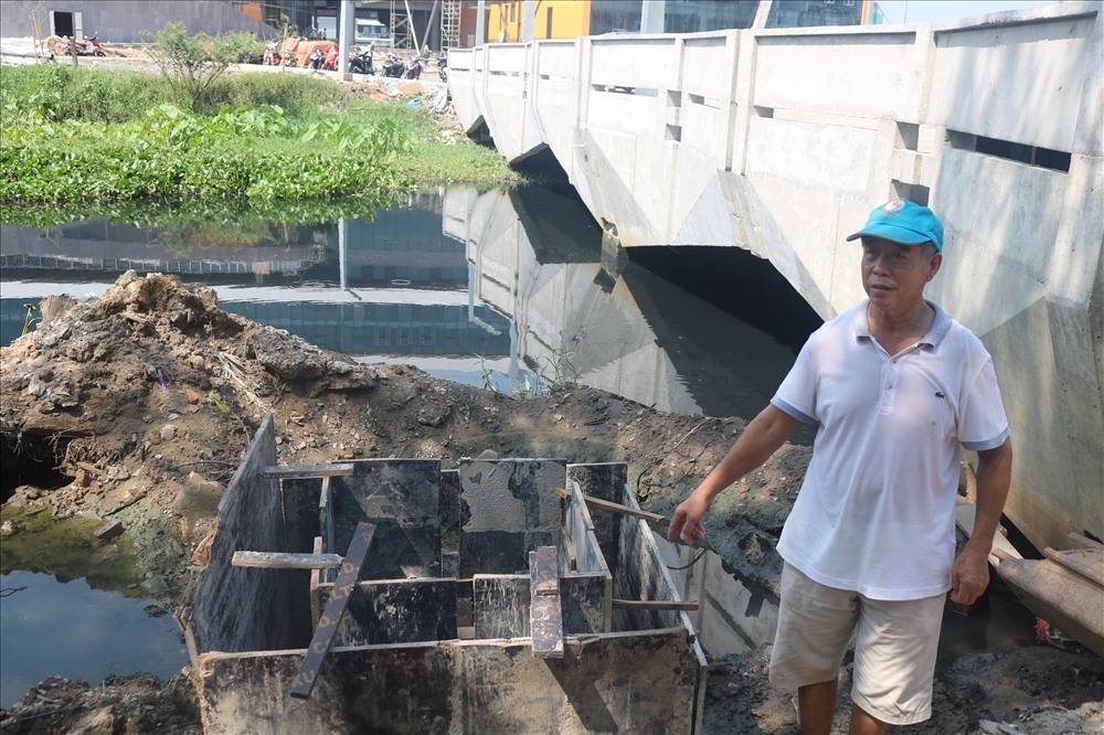Theo Đại học Văn Lang, con kênh này không phải là tuyến kênh giao thông thủy nên việc thiết kế và xây dựng cây cầu này là đúng theo tiêu chuẩn cho phép. 