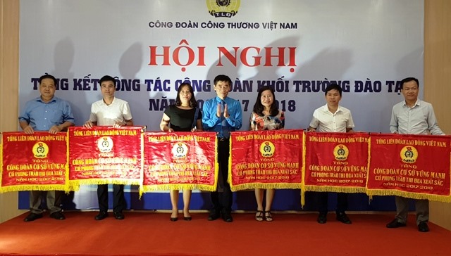 Phó chủ tịch Tổng LĐLĐ Việt Nam, Trần Văn Thuật trao tặng cờ thi đua cho các tập thể xuất sắc. Ảnh: NT