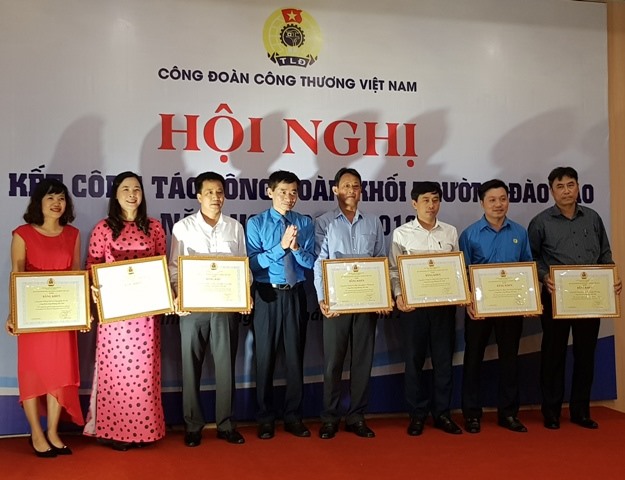 Phó chủ tịch Tổng LĐLĐ Việt Nam, Trần Văn Thuật trao tặng bằng khen của Tổng LĐLĐ Việt nam cho các cá nhân xuất sắc. Ảnh: NT