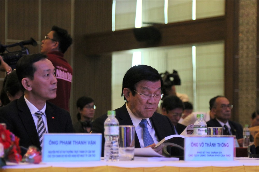 Nguyên Chủ tịch nước Trương Tấn Sang (bên phải) và Chủ tịch UBND TP.Cần Thơ Võ Thành Thống đến dự buổi Hội thảo. Ảnh: BT
