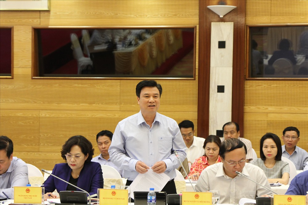 Thứ trưởng Bộ GDĐT Nguyễn Hữu Độ thông tin tại họp báo. Ảnh: Huyên Nguyễn