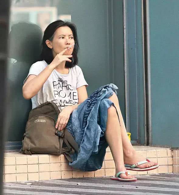 Hình ảnh Lam Khiết Anh lang thang trên đường phố trong những năm cuối đời khiến fan của cô xót xa.
