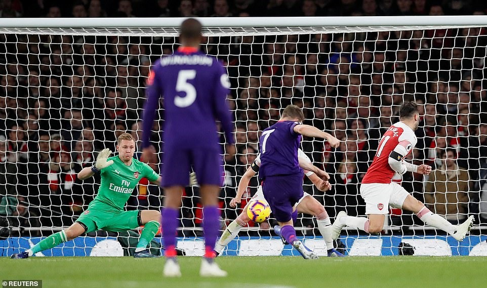 Milner sút tung lưới Leno sau khi thủ môn của Arsenal đã cản phá pha căng ngang trước đó. Ảnh: Reuters.