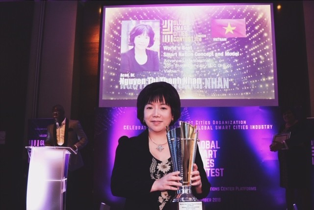 Viện sĩ, tiến sĩ Nguyễn Thị Thanh Nhàn - Chủ tịch Hội đồng Quản trị kiêm Tổng Giám đốc Công ty Cổ phần Tiến bộ Quốc tế (AIC Group) đã giành được danh hiệu “Ý tưởng và mô hình quốc gia thông minh xuất sắc nhất”