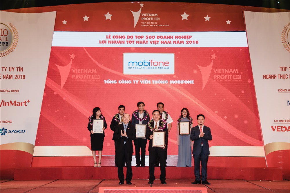 Ông Nguyễn Mạnh Hùng - Phó TGĐ MobiFone nhận chứng nhận danh hiệu từ Ban Tổ chức sự kiện