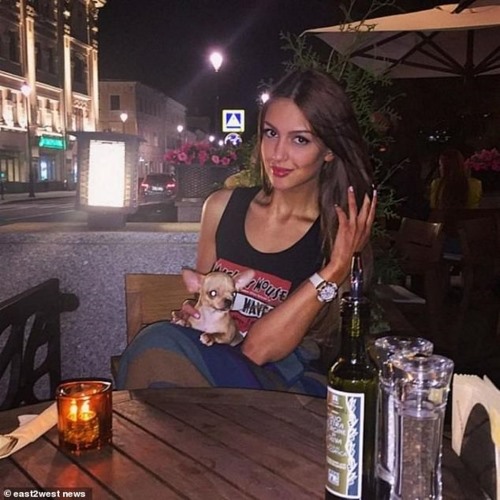 Theo trang Islam News, người đẹp 25 tuổi đã cải đạo sang đạo Hồi đầu năm nay và lấy tên là Rihana Oxana Gorbatenko.